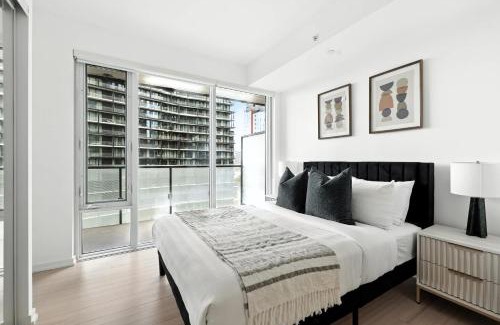 Downtown Toronto Apartment | Modern Downtown Retreat - Sleek Patio Oasis