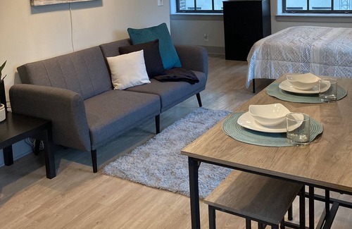 Inner Harbor Apartment | Modern Downtown Studio Apartment with Rooftop Pool