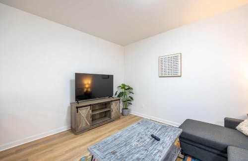 Downtown Apartment | Modern Downtown Studio - Bike or Walk to Trails & Dining
