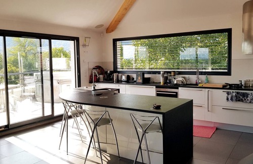 Cessy House | Modern Duplex (home office, laptop friendly)