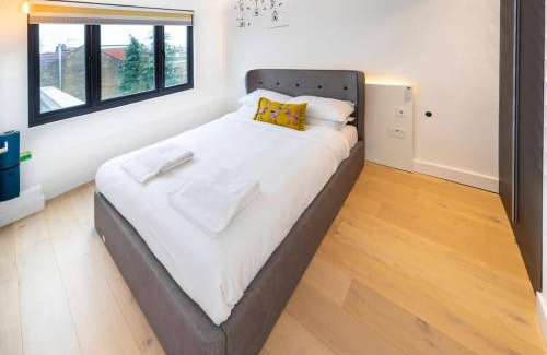 South Acton Apartment | Modern duplex in Ealing Common