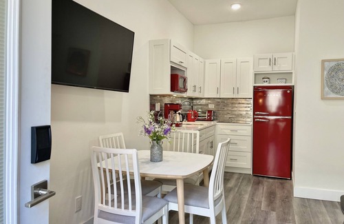 Sunrise Lakes Apartment | Modern efficiency ~ Close to Disney