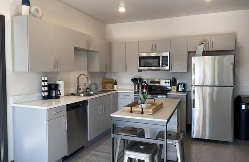 Downtown Lincoln Condo | Modern Elegance: 3BR Condo in Lincoln