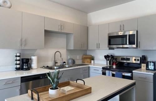 Downtown Lincoln Condo | Modern Elegance: 3BR Condo in Lincoln