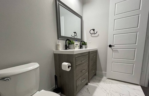 Oak Cliff House | Modern Elegant Duplex : 4 bedrooms and 4 bathrooms