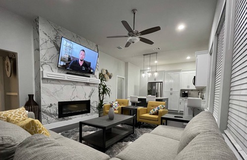 Oak Cliff House | Modern Elegant Duplex : 4 bedrooms and 4 bathrooms