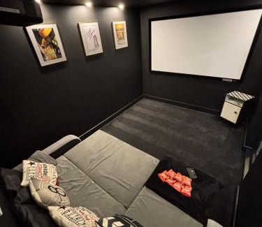 Welford House | Modern Elm Tree House with Cinema 6 Bedroom sleeps 12