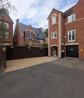 Welford House | Modern Elm Tree House with Cinema 6 Bedroom sleeps 12