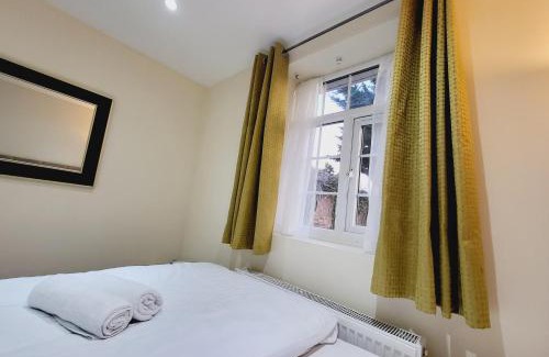 Ashford House | Modern En-Suite Garden View Room - Self Check-In