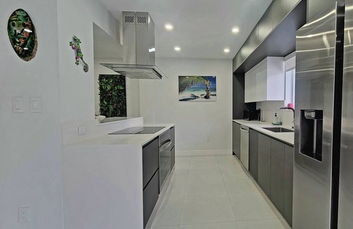 Driftwood House | Modern exquisite & luxurious vacation rental pool heater close to the beach 9 m