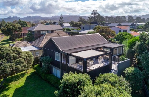 Pauanui House | Modern family beach house