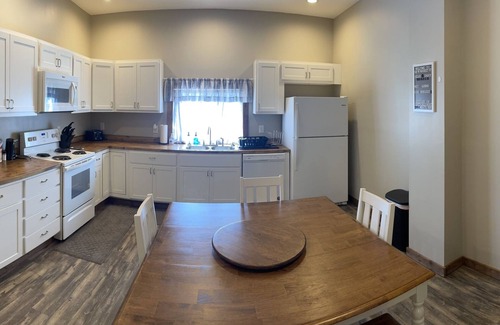 Wabash Apartment | Modern Farmhouse 3 Bed, 2 Bath Apartment, Sleeps 7, Lots of Space, Downtown