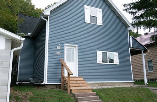 Wabash Apartment | Modern Farmhouse 3 Bed, 2 Bath Apartment, Sleeps 7, Lots of Space, Downtown