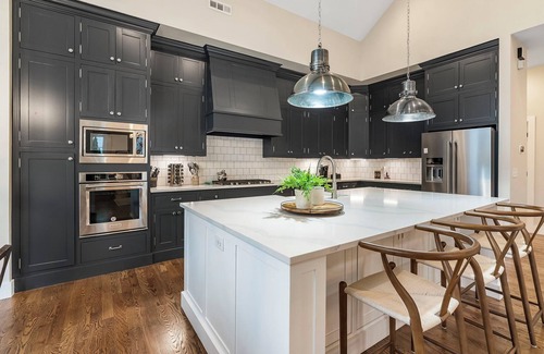 Downtown House | Modern Farmhouse steps from Momentary and MTB Trails.