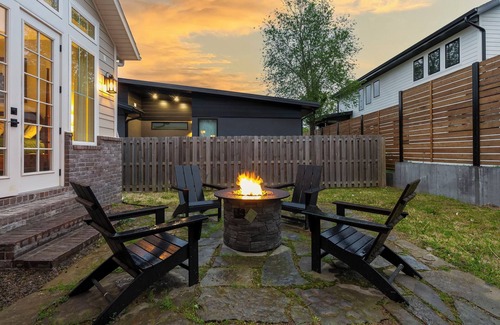 Downtown House | Modern Farmhouse steps from Momentary and MTB Trails.
