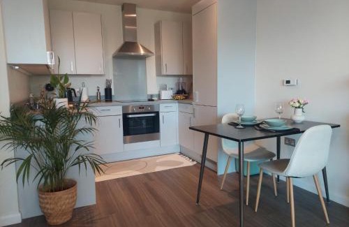 Botwell Apartment | Modern Flat Close to Heathrow Airport & Central London