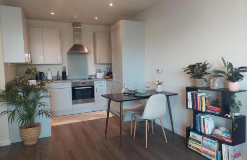 Botwell Apartment | Modern Flat Close to Heathrow Airport & Central London