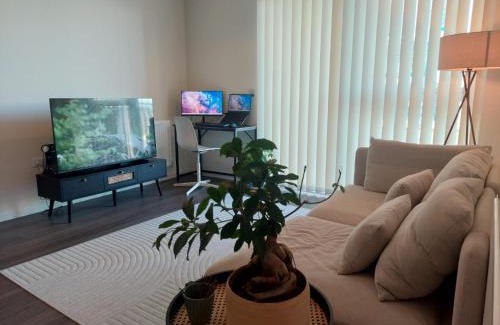 Botwell Apartment | Modern Flat Close to Heathrow Airport & Central London