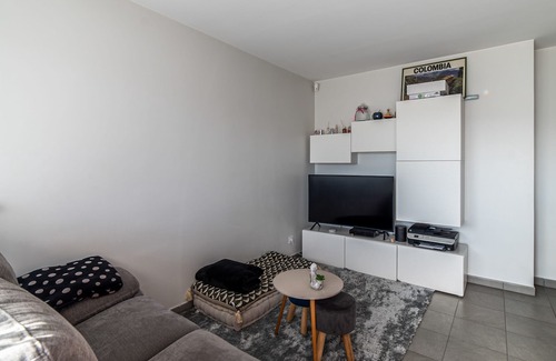 Vaulx En Velin Village Apartment | Modern flat with garden at Lyon doors - Welkeys