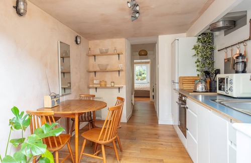 Camberwell Apartment | Modern flat with KING bed, garden & outdoor dining
