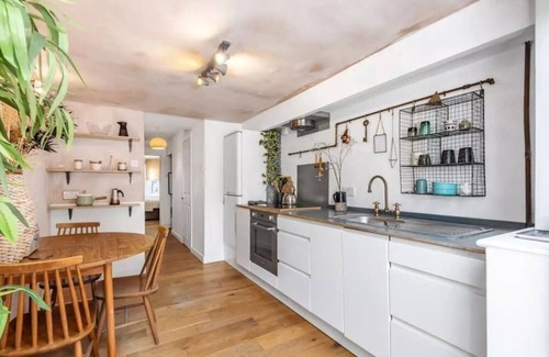 Camberwell Apartment | Modern flat with KING bed, garden & outdoor dining