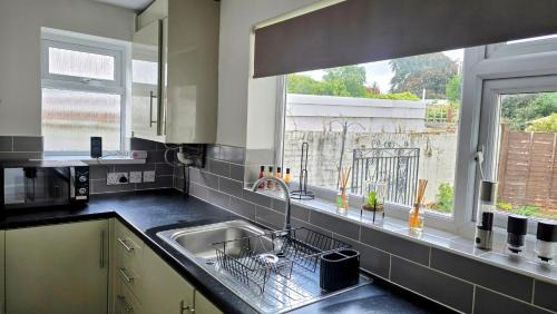 Wolverhampton House | Modern & Fully Equipped Home - Ideal for Long-Term Stays