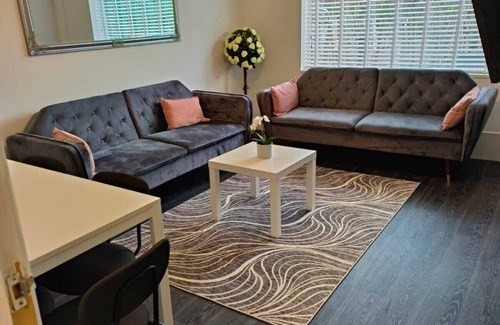 Salford House | Modern Fully furnished 3 Bedroom Family House With Garden And Parking