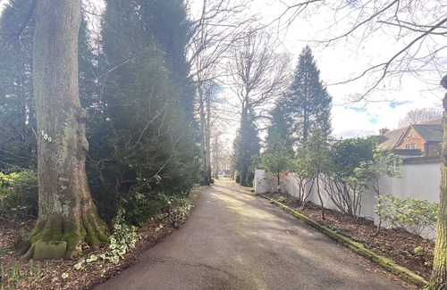 Sutton Coldfield Apartment | Modern fully independent studio on golf-course.