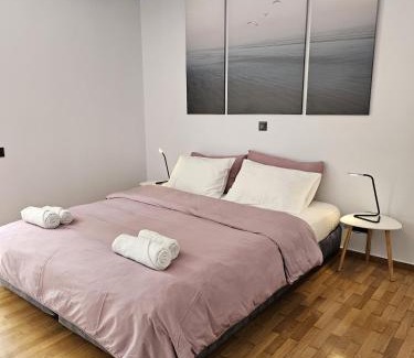 Voula Apartment | Modern Garden View Apt in Voula, Athens - Luxe