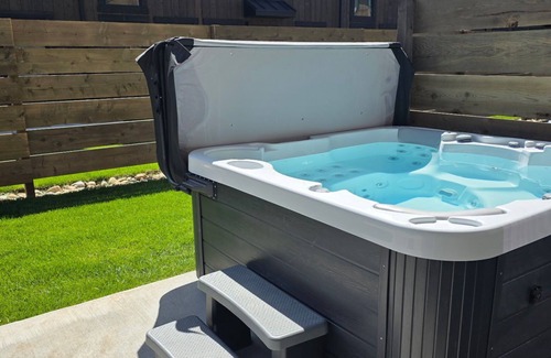 Driggs House | Modern Gem 2 Kings Bunks Hot Tub Walkable to Driggs Mountain Views