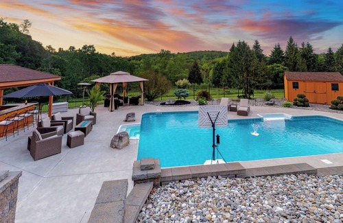 Dalton House | Modern Getaway w/POOL & HOT TUB and AMAZING VIEWS