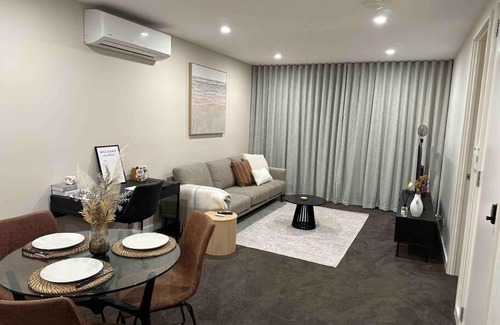 Griffith Apartment | Modern Griffith Apartment