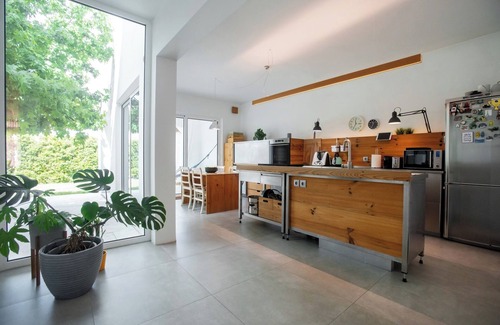 Feijo Apartment | Modern Grove Villa | 3 Bedroom | BBQ | Aircon