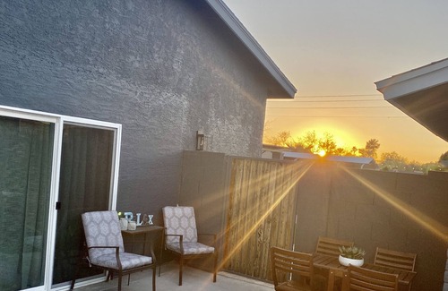 Roadrunner Estates East House | Modern Guest House with Access to Private Pool! Great Central Location!