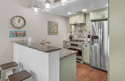 Gulf Place Condo | Modern Gulf Place Unit With Gulf Views & Amazing Amenities