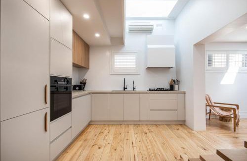 Fitzroy House | Modern Haven in Vibey Fitzroy Walk to shops