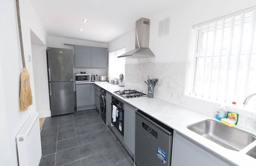 Newport House | Modern Haven, Sleeps 6, Free Parking, Central.