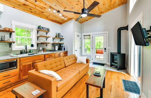 Paris House | Modern Hersey Tiny Home w/Private Hot Tub!