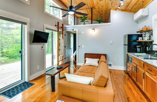 Paris House | Modern Hersey Tiny Home w/Private Hot Tub!