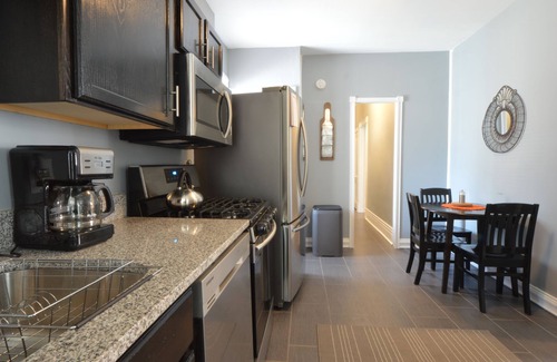 Southwest Garden Apartment | Modern Hidden Gem on the Hill. ★ Cute backyard ★