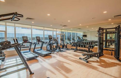 Downtown Phoenix Apartment | Modern HighRise Sanctuary, Gym, Pool, Prking, W-D, Golf