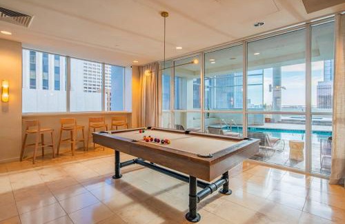 Downtown Phoenix Apartment | Modern HighRise Sanctuary, Gym, Pool, Prking, W-D, Golf