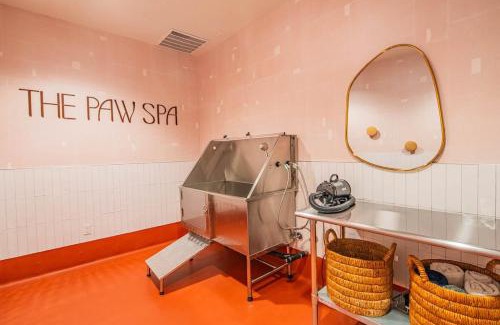 Downtown Phoenix Apartment | Modern HighRise Sanctuary, Gym, Pool, Prking, W-D, Golf
