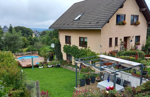 Neuhaus am Rennweg Apartment | Modern holiday home 50m from the famous Rennsteig with a star shower