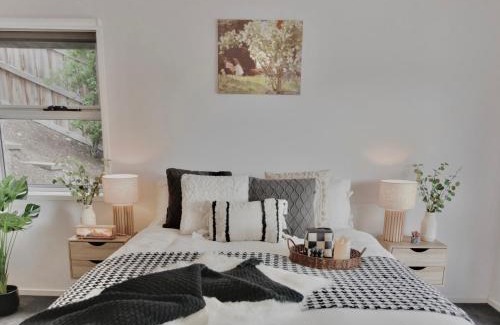 Rosetta House | Modern holiday home in Hobart - Stunning Mountain & Water views
