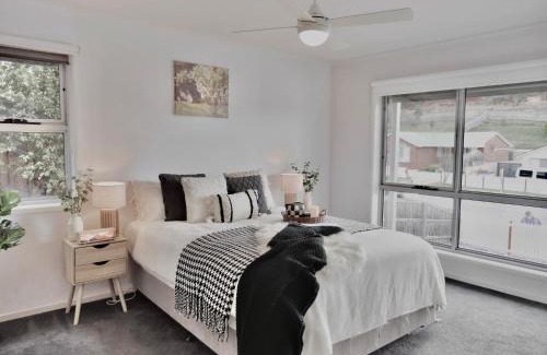 Rosetta House | Modern holiday home in Hobart - Stunning Mountain & Water views