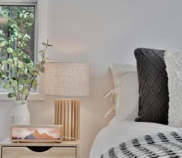 Rosetta House | Modern holiday home in Hobart - Stunning Mountain & Water views