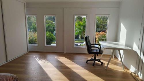 Brisbane House | Modern Holland Park Home with Easy City Access