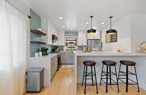 Atwater Village Apartment | Modern Home - 5 Mins walk from Atwater Village Shops and Restaurants!