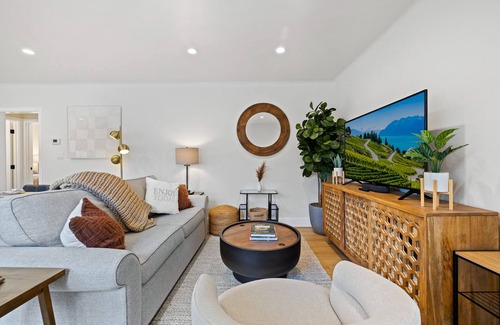 Atwater Village Apartment | Modern Home - 5 Mins walk from Atwater Village Shops and Restaurants!